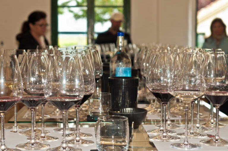 Front,View,,Close,Distance,Of,Rows,Of,Wine,Glasses,With