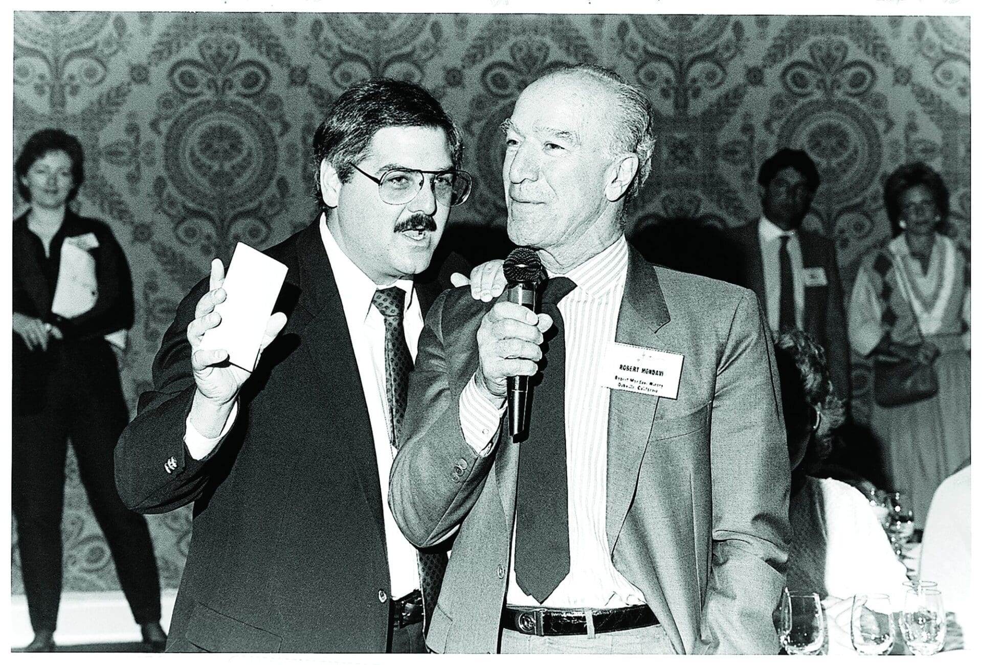 Black-and-white photo of Marvin R. Shanken and Robert Mondavi speaking at the 1982 Wine Experience